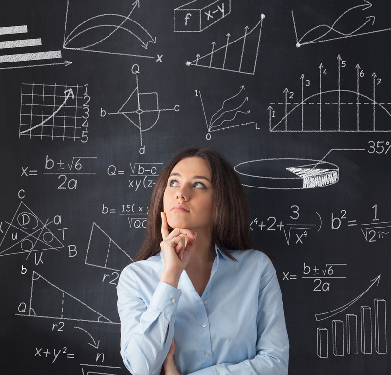 εικόνα γυναίκας μπροστά απο μαυροπίνακα με μαθηματικές εξισώσεις